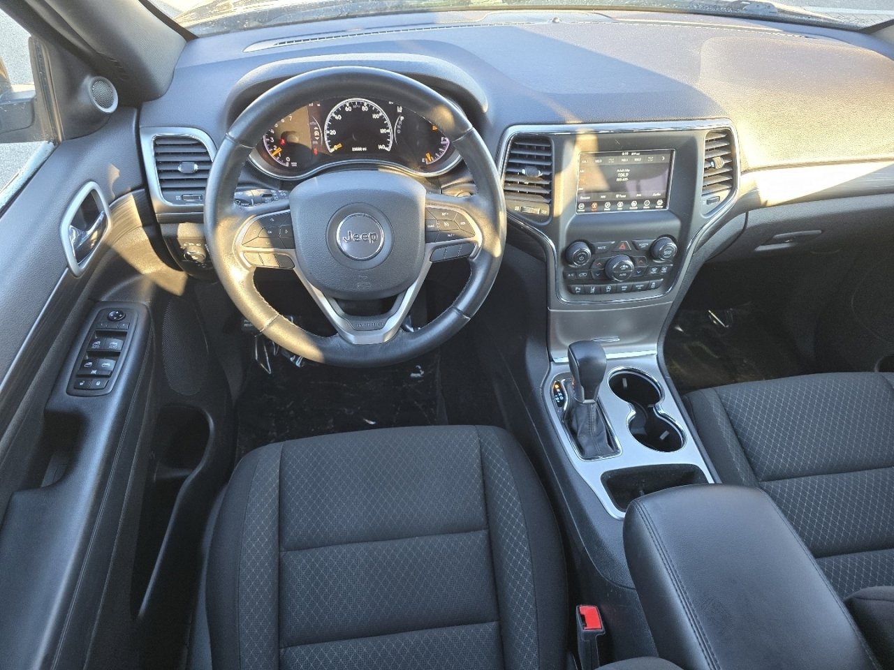 Used 2021 Jeep Grand Cherokee Laredo image 24