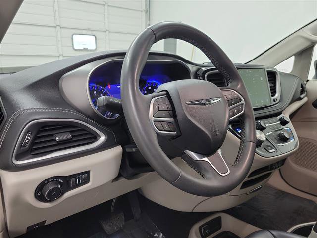 Used 2023 Chrysler Pacifica Touring-L image 22
