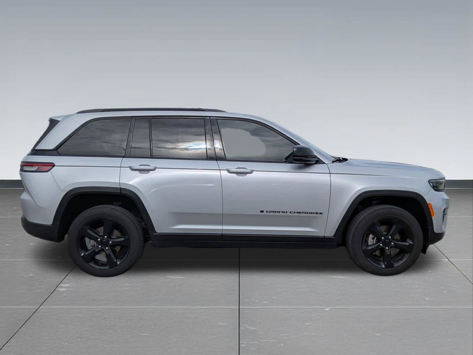 Certified 2024 Jeep Grand Cherokee Altitude AWD/4WD image 6