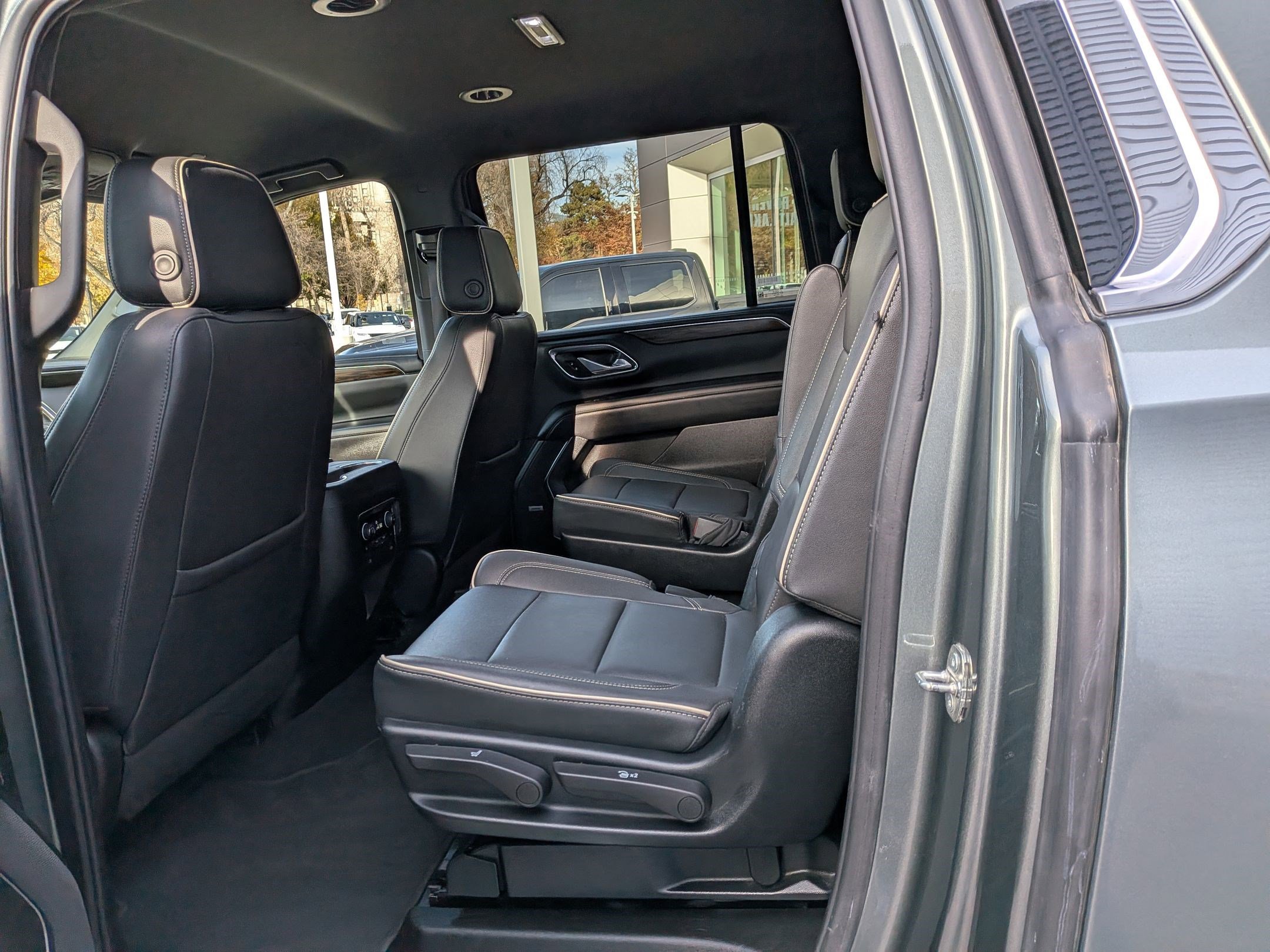 Used 2023 Chevrolet Suburban Premier image 27