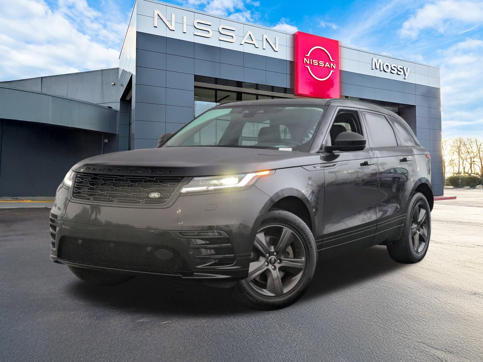 Used 2025 Land Rover Range Rover Velar Dynamic SE image 1