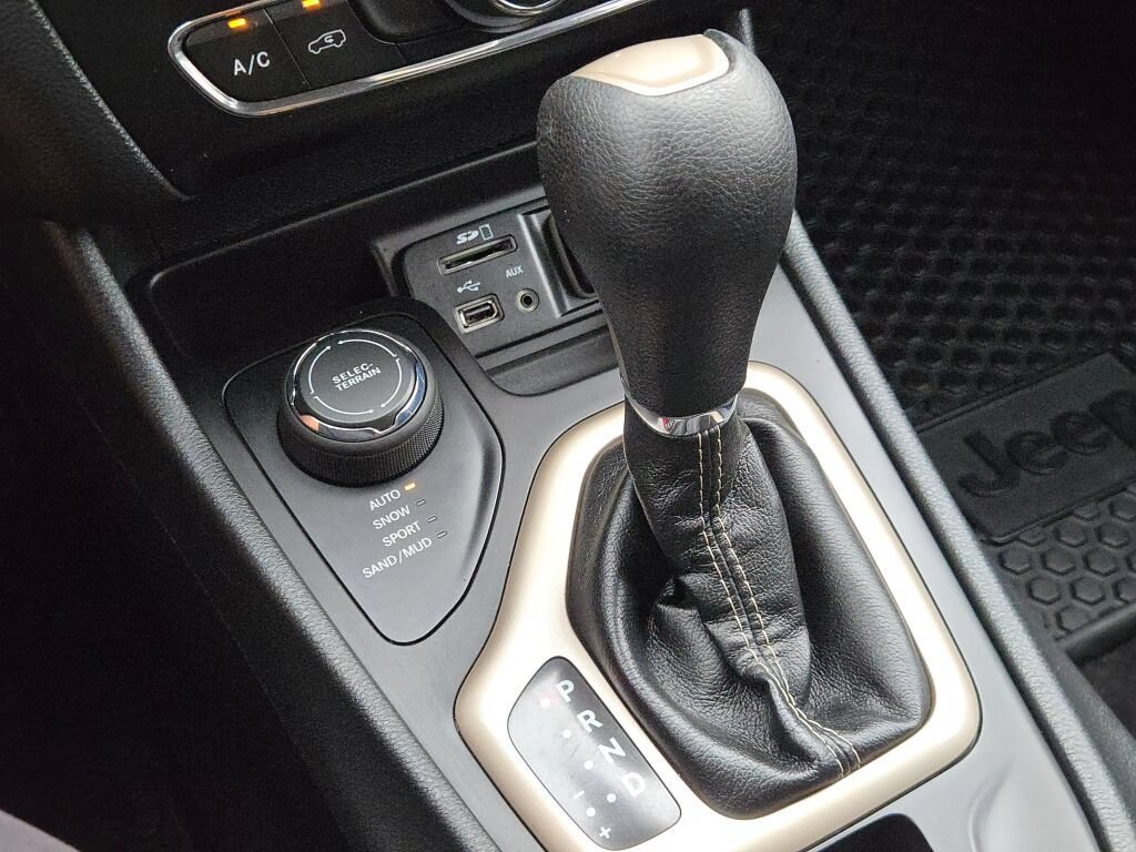 Used 2016 Jeep Cherokee Latitude w/ Cold Weather Group AWD/4WD image 29