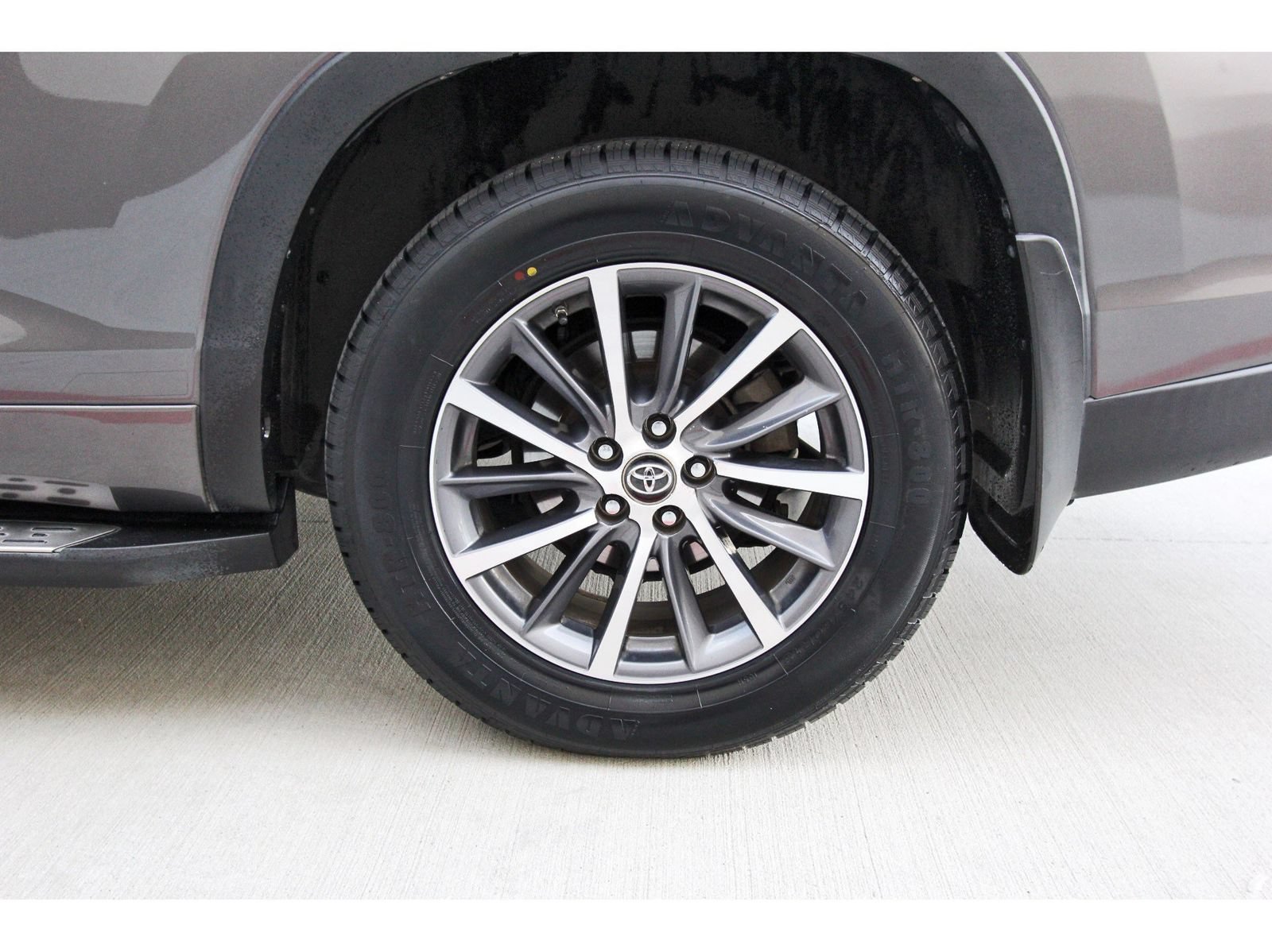 Used 2018 Toyota Highlander XLE AWD/4WD image 30