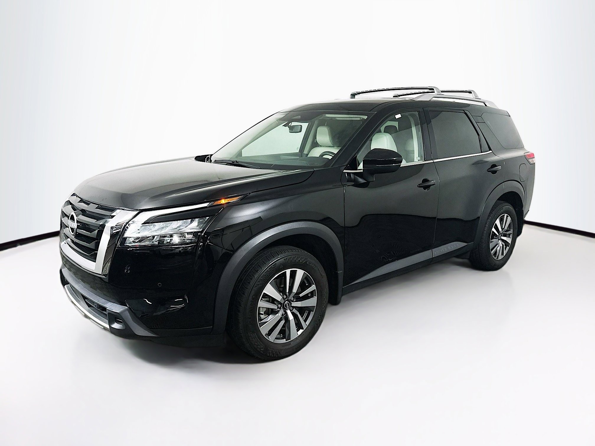 Used 2023 Nissan Pathfinder SL image 3