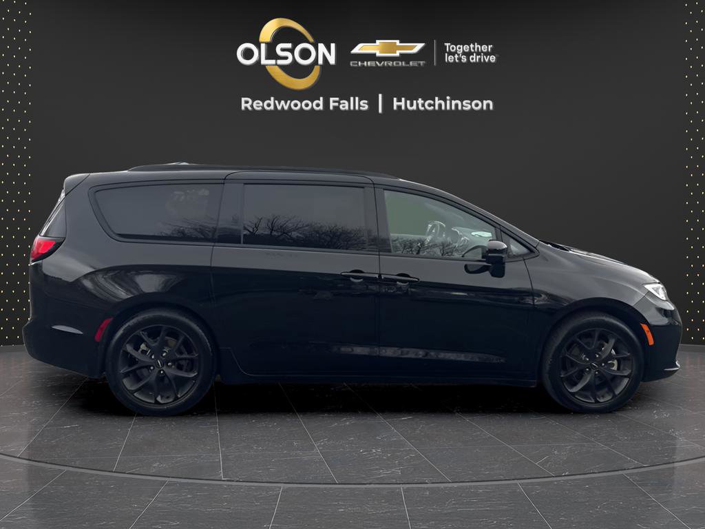 Used 2025 Chrysler Pacifica Limited image 6