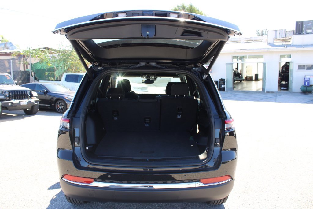 Used 2025 Jeep Grand Cherokee Laredo w/ Luxury Tech Group I image 29