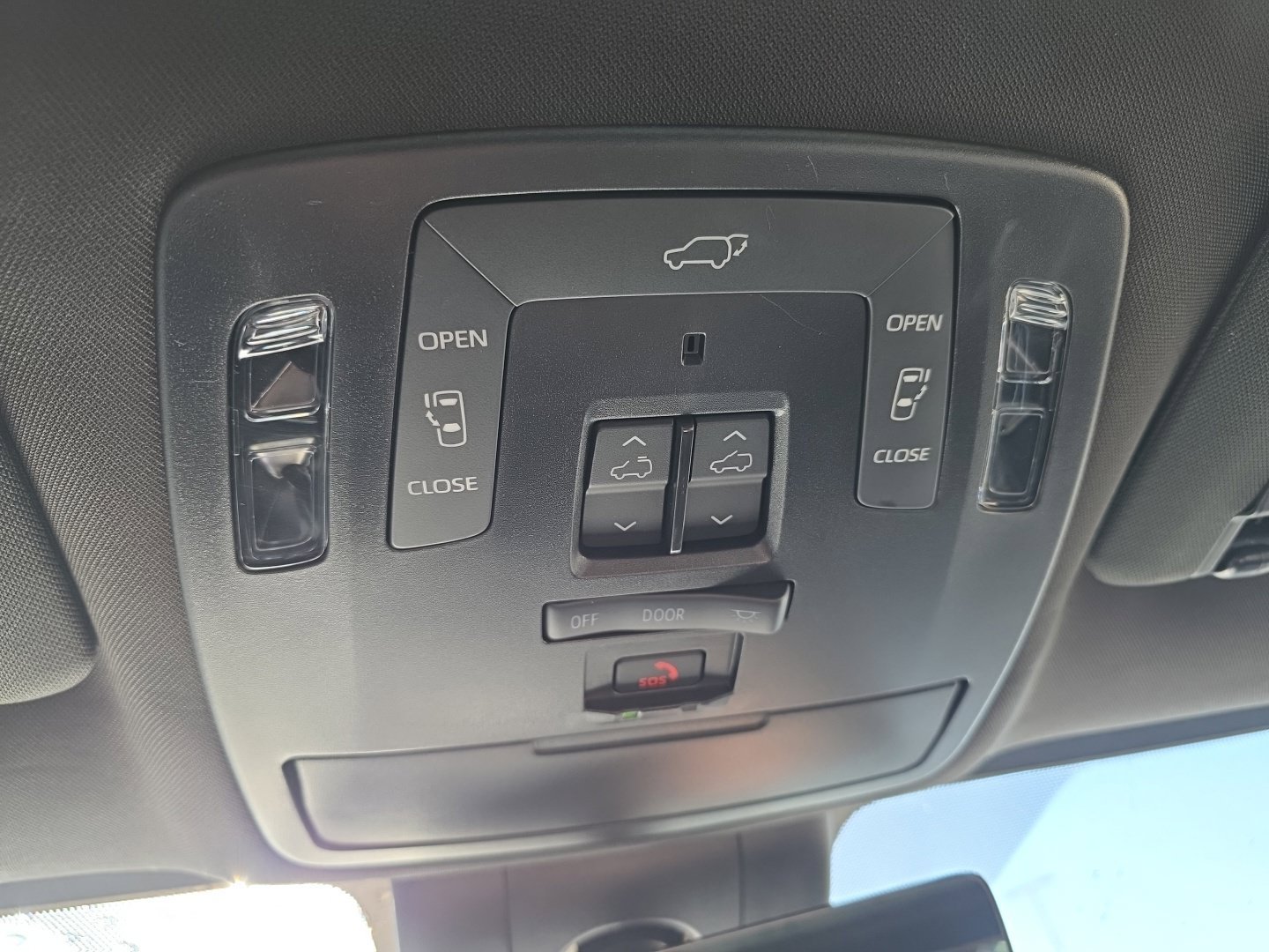 Used 2025 Toyota Sienna Limited AWD/4WD image 16
