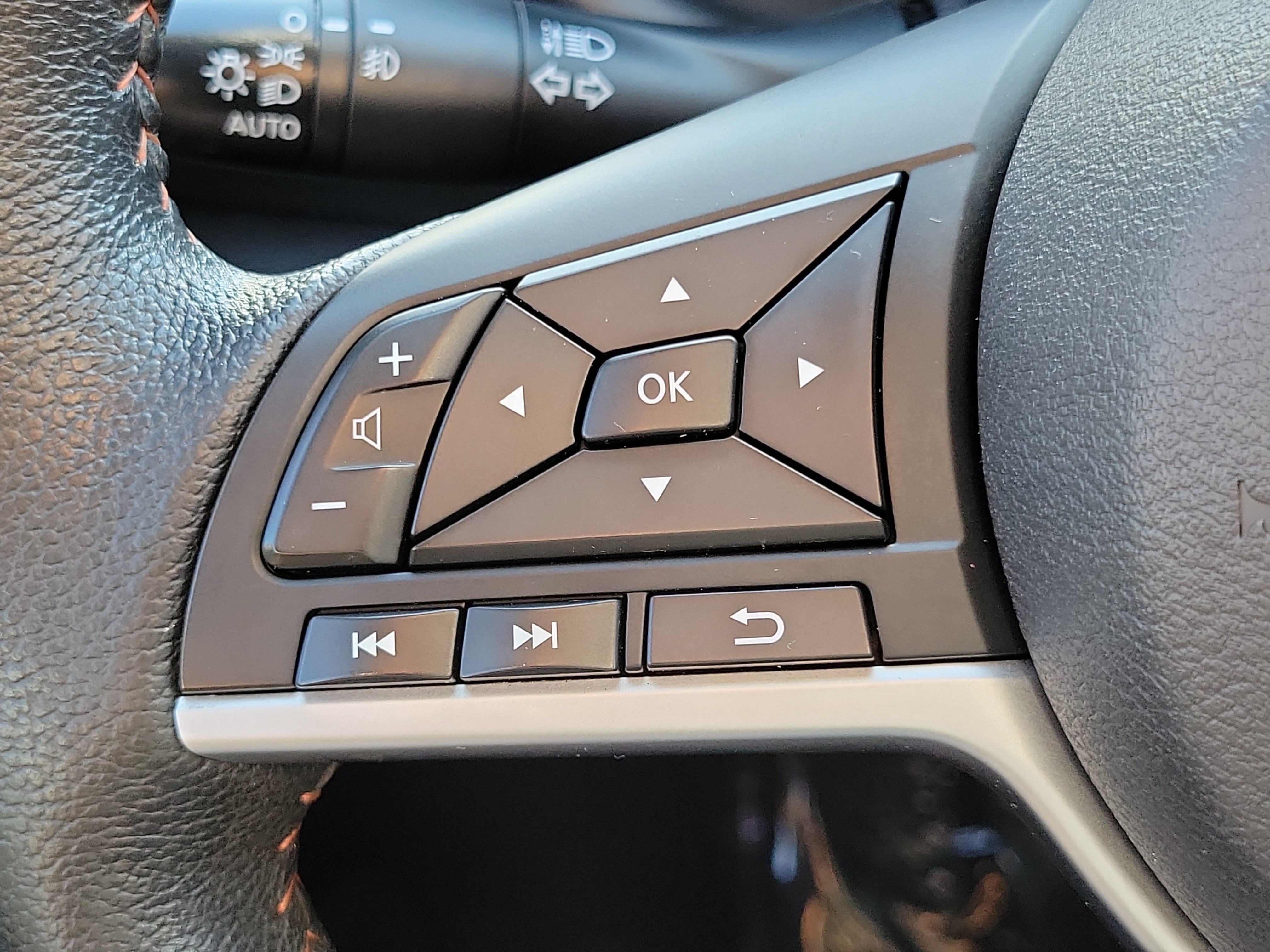 Used 2021 Nissan Kicks SR FWD image 26