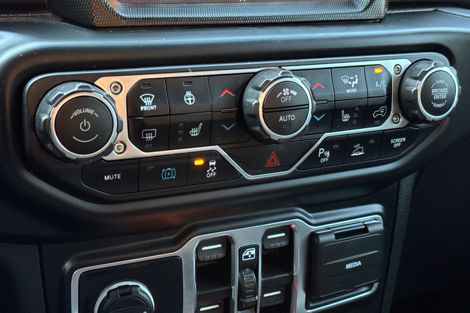 Used 2022 Jeep Wrangler Unlimited Sahara w/ Cold Weather Group AWD/4WD image 20