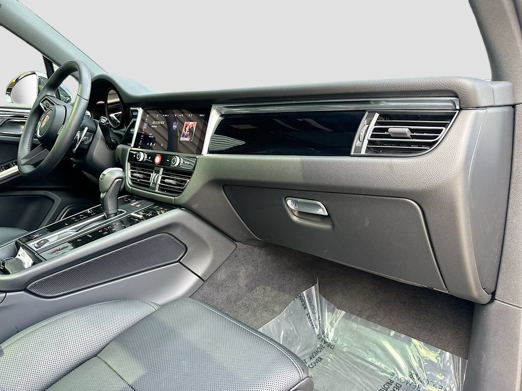 Certified 2026 Porsche Macan AWD/4WD image 31