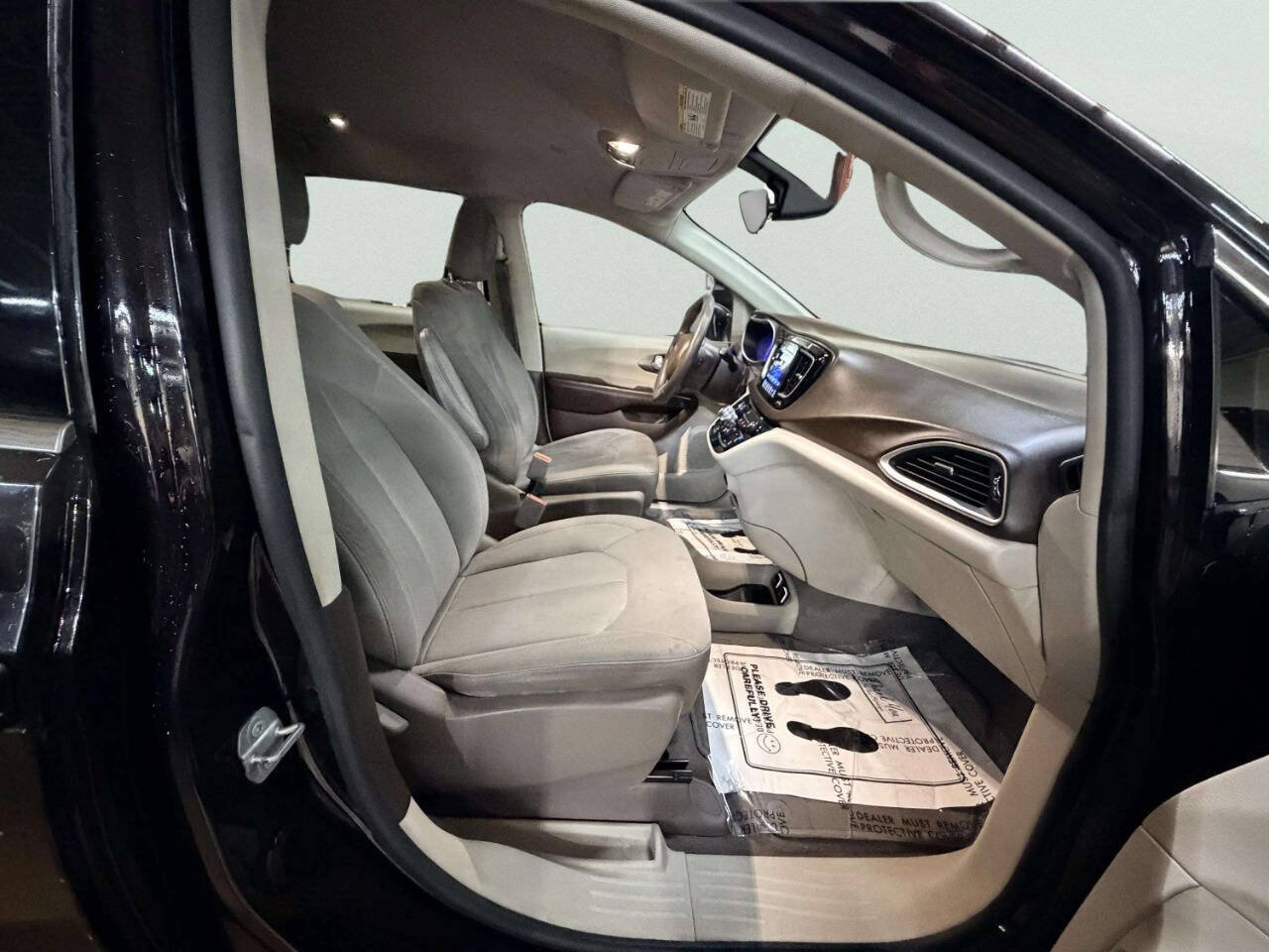 Used 2017 Chrysler Pacifica Touring FWD image 26