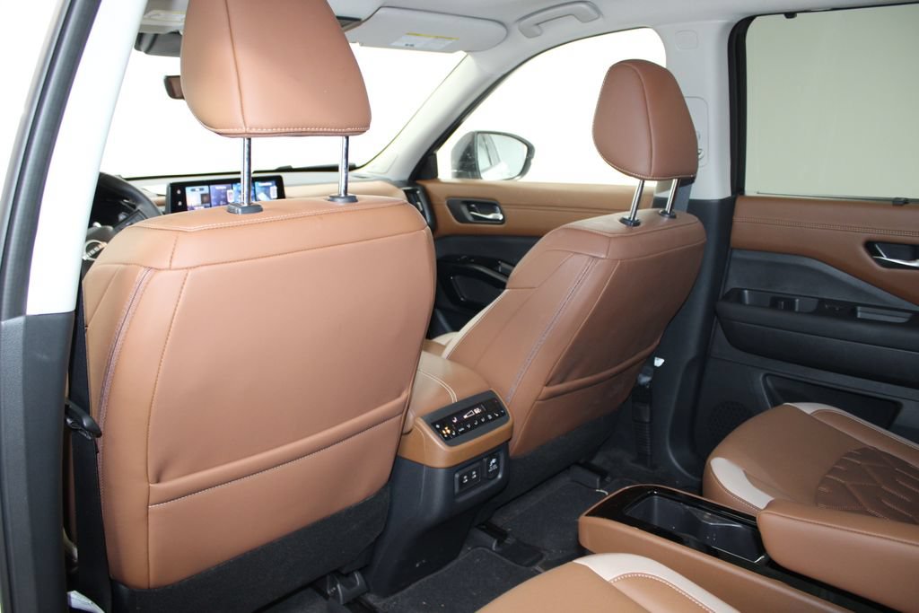 Used 2026 Nissan Pathfinder Platinum AWD/4WD image 18
