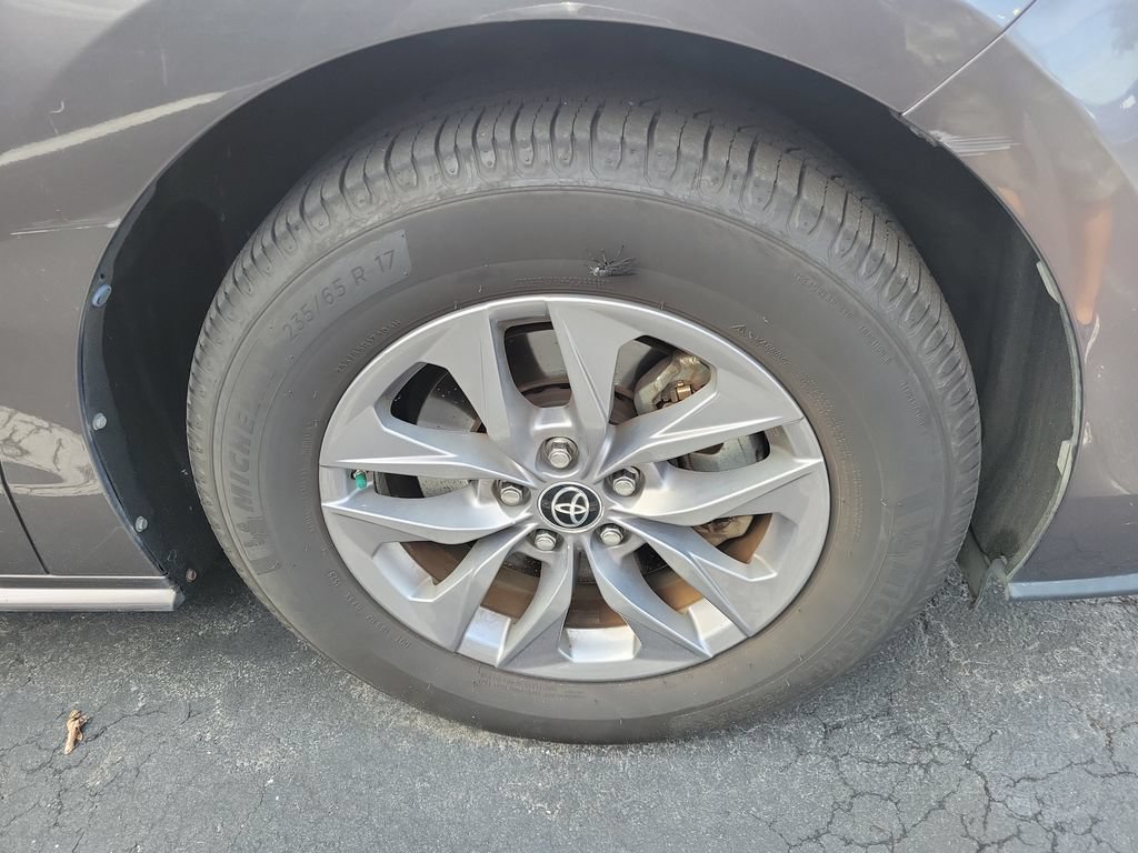 Used 2022 Toyota Sienna XLE w/ XLE Plus Package FWD image 9