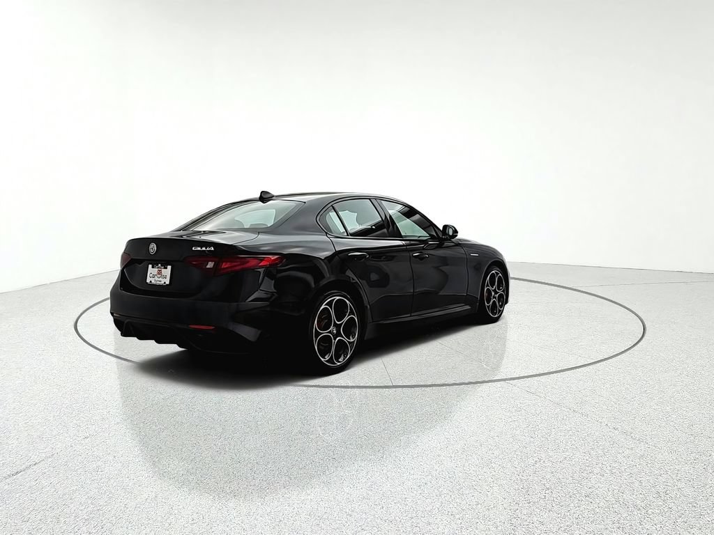 Used 2023 Alfa Romeo Giulia Veloce AWD/4WD image 6