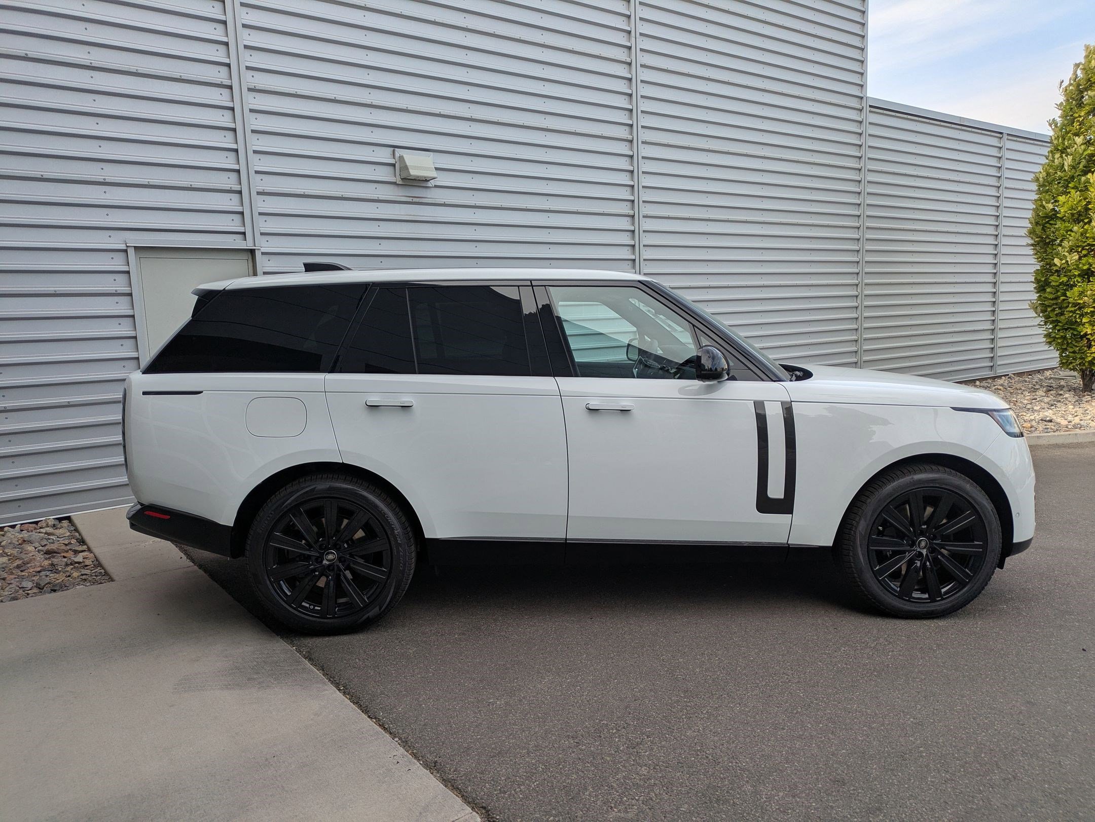 New 2025 Land Rover Range Rover SE image 6