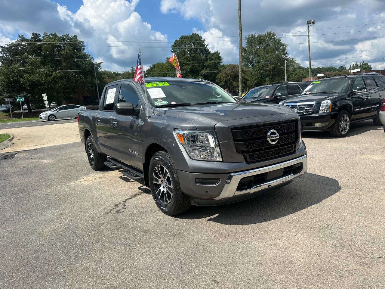 Used 2021 Nissan Titan SV w/ SV Convenience Package image 4