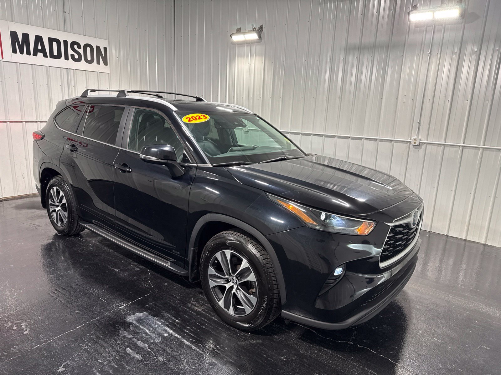Used 2023 Toyota Highlander XLE w/ Protection Package #3 (TMS) AWD/4WD image 6