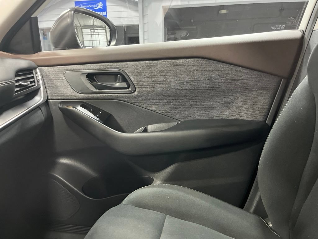 Used 2023 Nissan Rogue S AWD/4WD image 17
