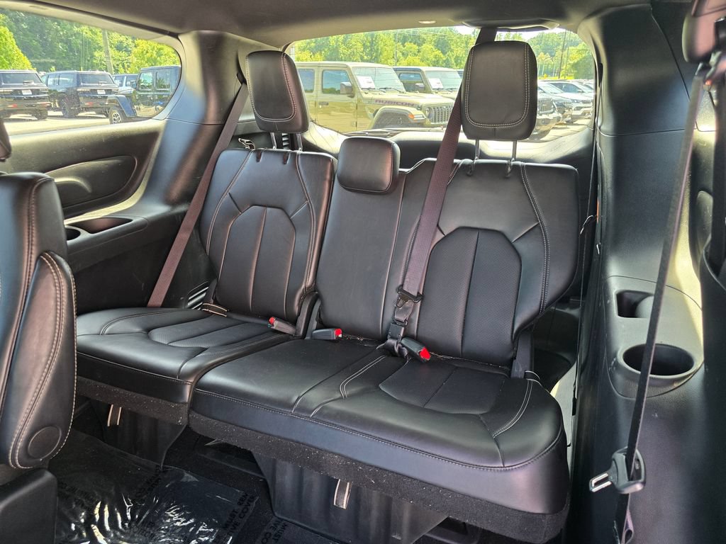Used 2025 Chrysler Pacifica Select FWD image 11