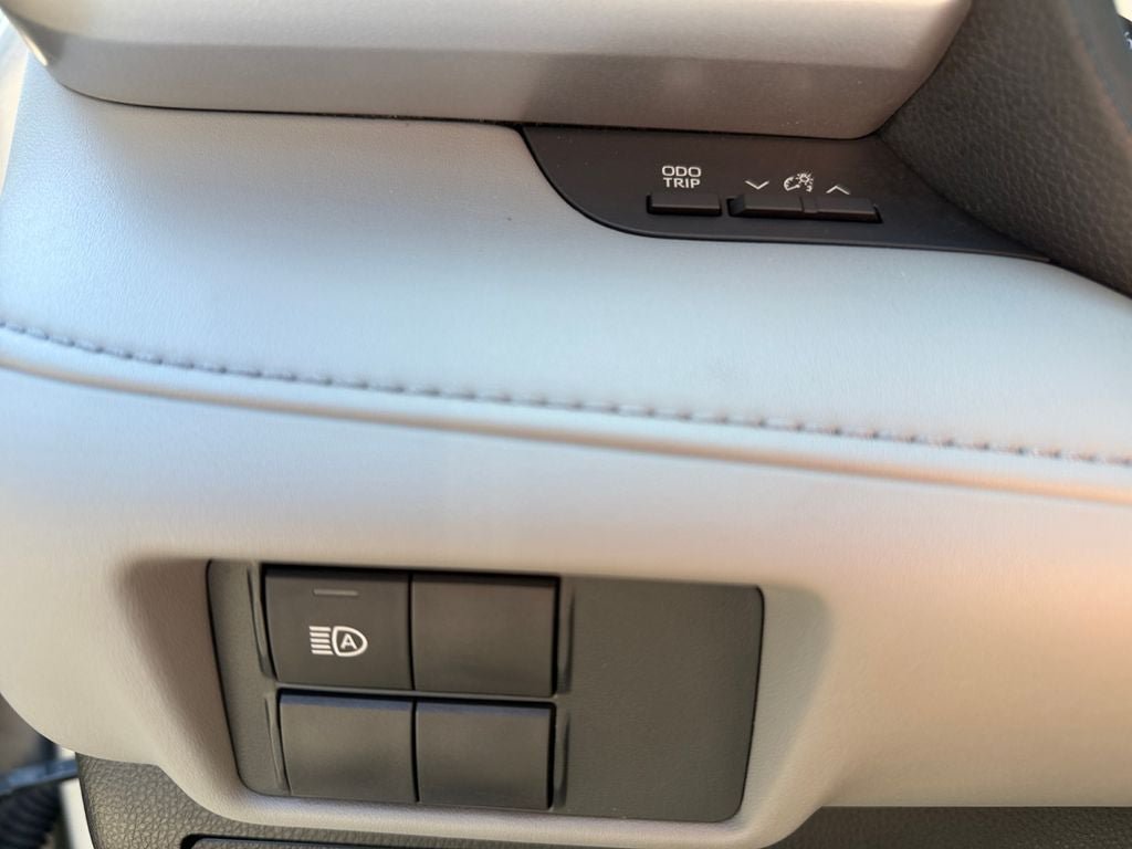 Used 2021 Toyota Highlander L AWD/4WD image 19