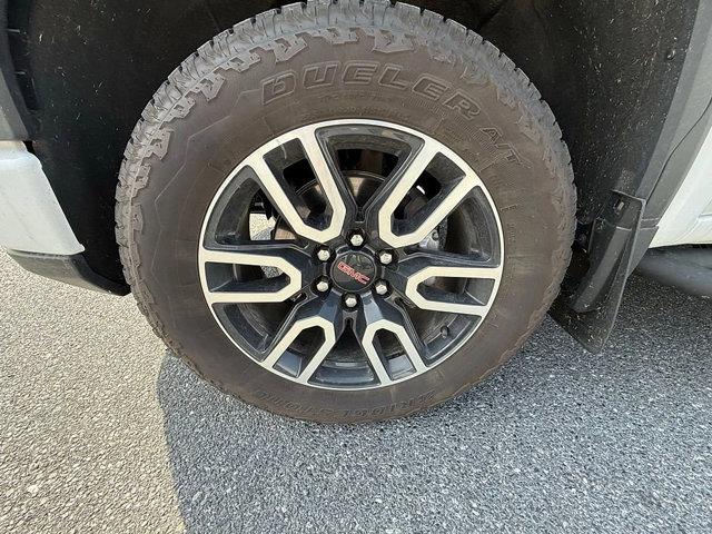 Used 2025 GMC Sierra 1500 AT4 w/ Technology Package AWD/4WD image 14