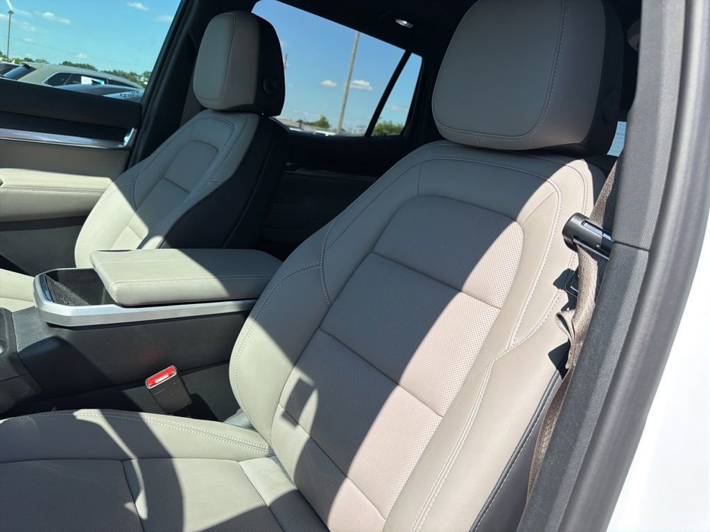 Used 2025 GMC Terrain Elevation w/ Elevation Premium Package FWD image 17