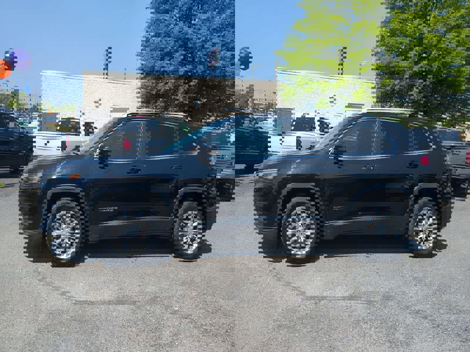 Used 2019 Jeep Cherokee Latitude w/ Popular Appearance Group image 5