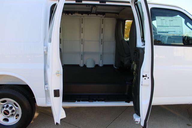 New 2025 GMC Savana 2500 w/ Driver Convenience Package image 28