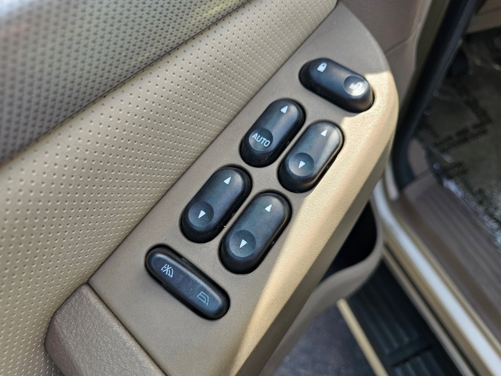 Used 2004 Mercury Mountaineer Premier image 27