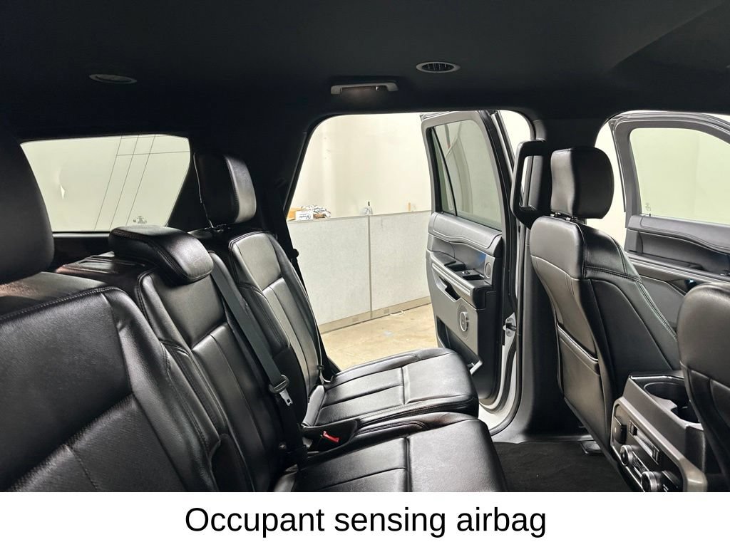 Used 2019 Ford Expedition XLT w/ Equipment Group 202A AWD/4WD image 30
