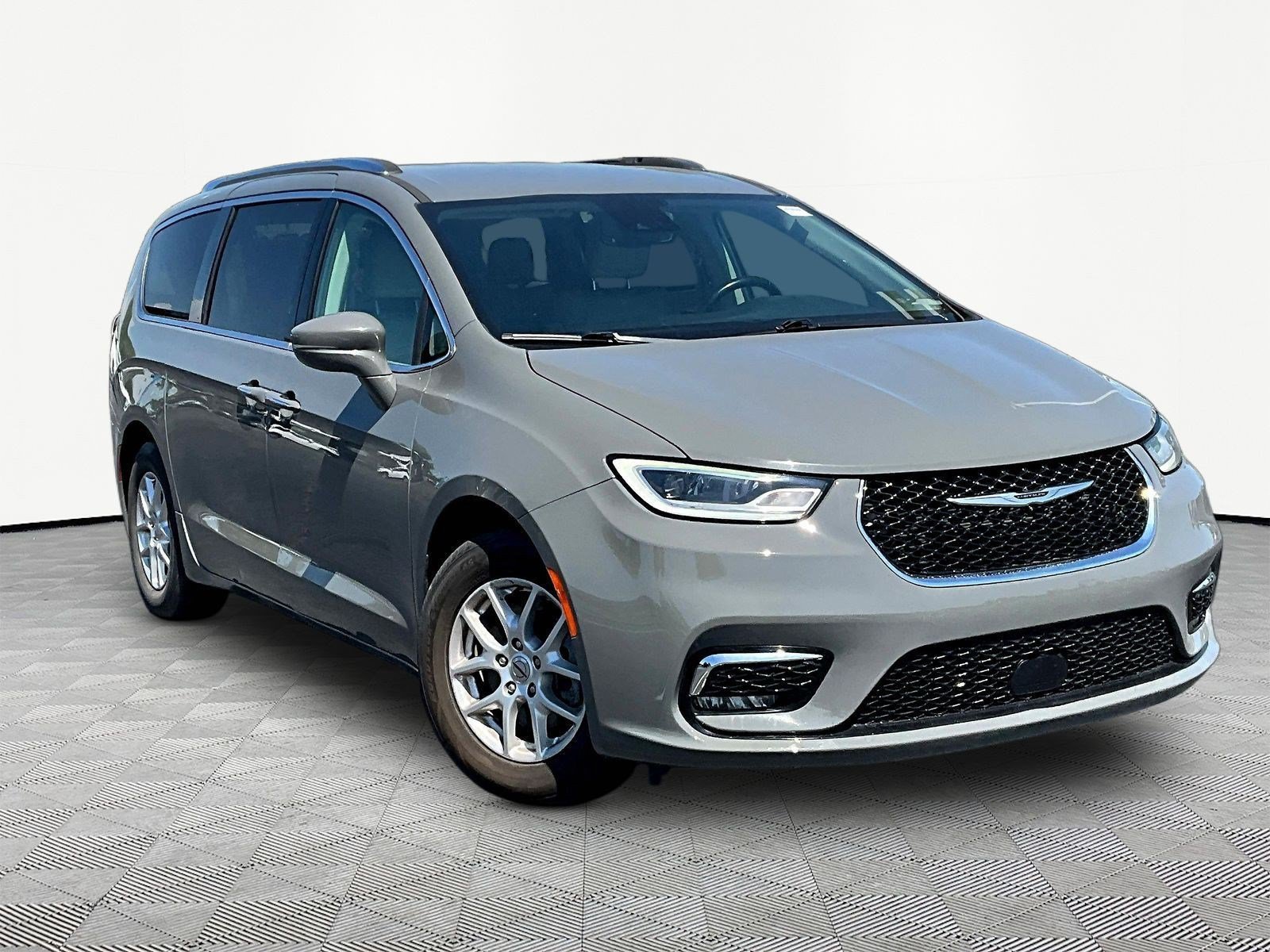 Used 2021 Chrysler Pacifica Touring-L FWD image 3