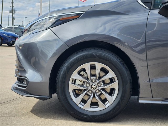 Certified 2025 Toyota Sienna XLE image 8