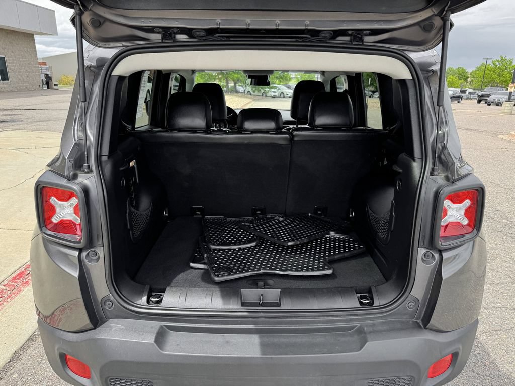 Used 2018 Jeep Renegade Altitude w/ UConnect 8.4 Nav Group AWD/4WD image 9