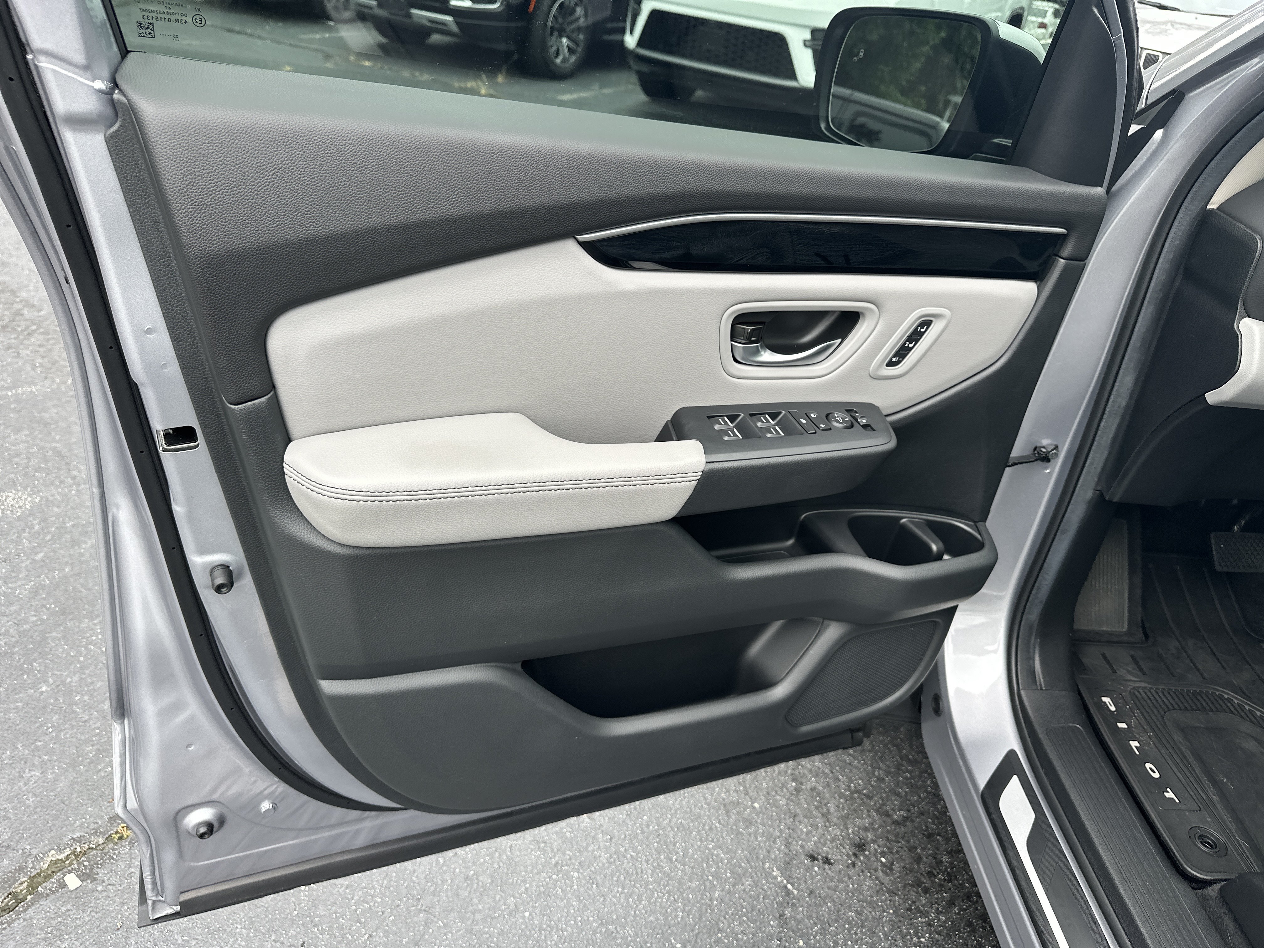 Used 2025 Honda Pilot Touring image 12