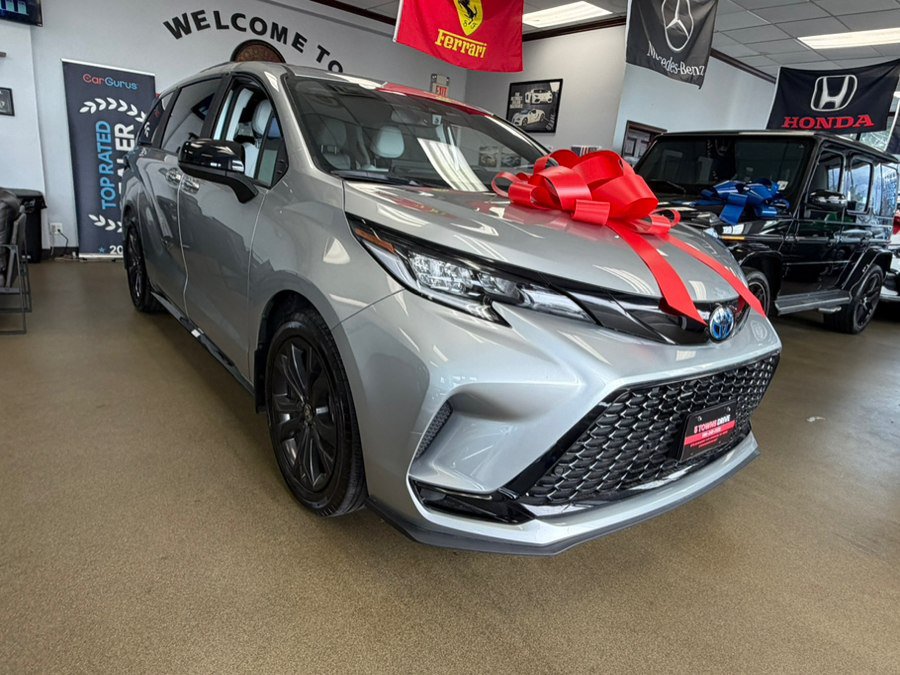 Used 2025 Toyota Sienna XSE FWD image 2