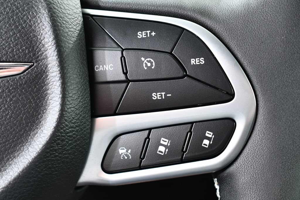 Used 2026 Chrysler Pacifica Select FWD image 32