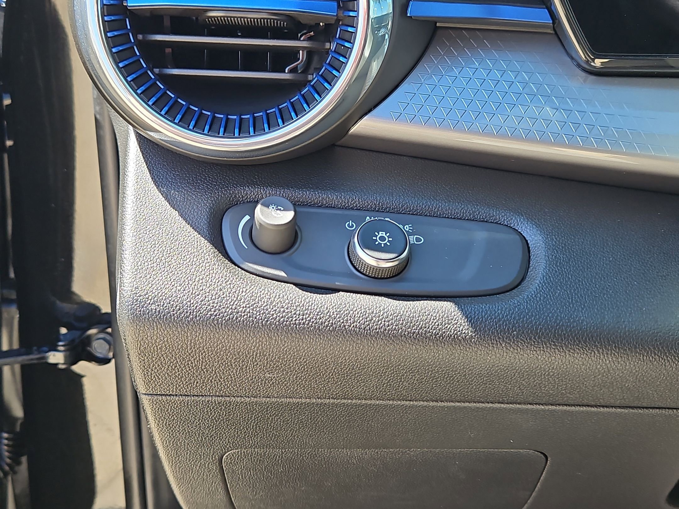 Certified 2025 Chevrolet Trax LT image 25