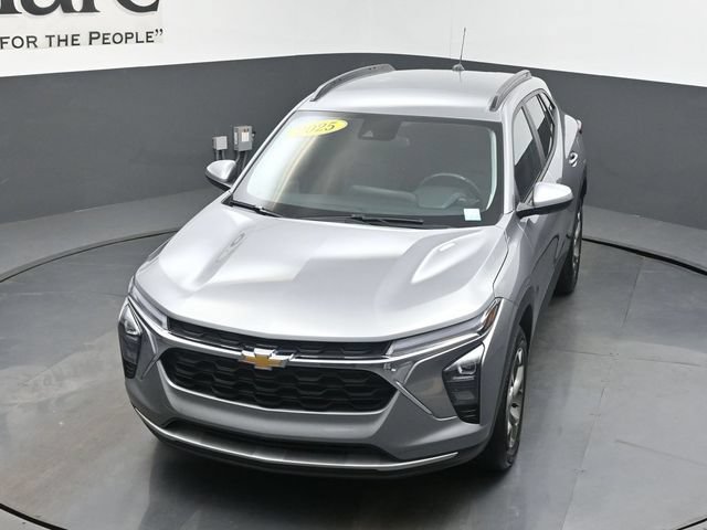 Used 2025 Chevrolet Trax LT w/ Driver Confidence Package FWD image 48