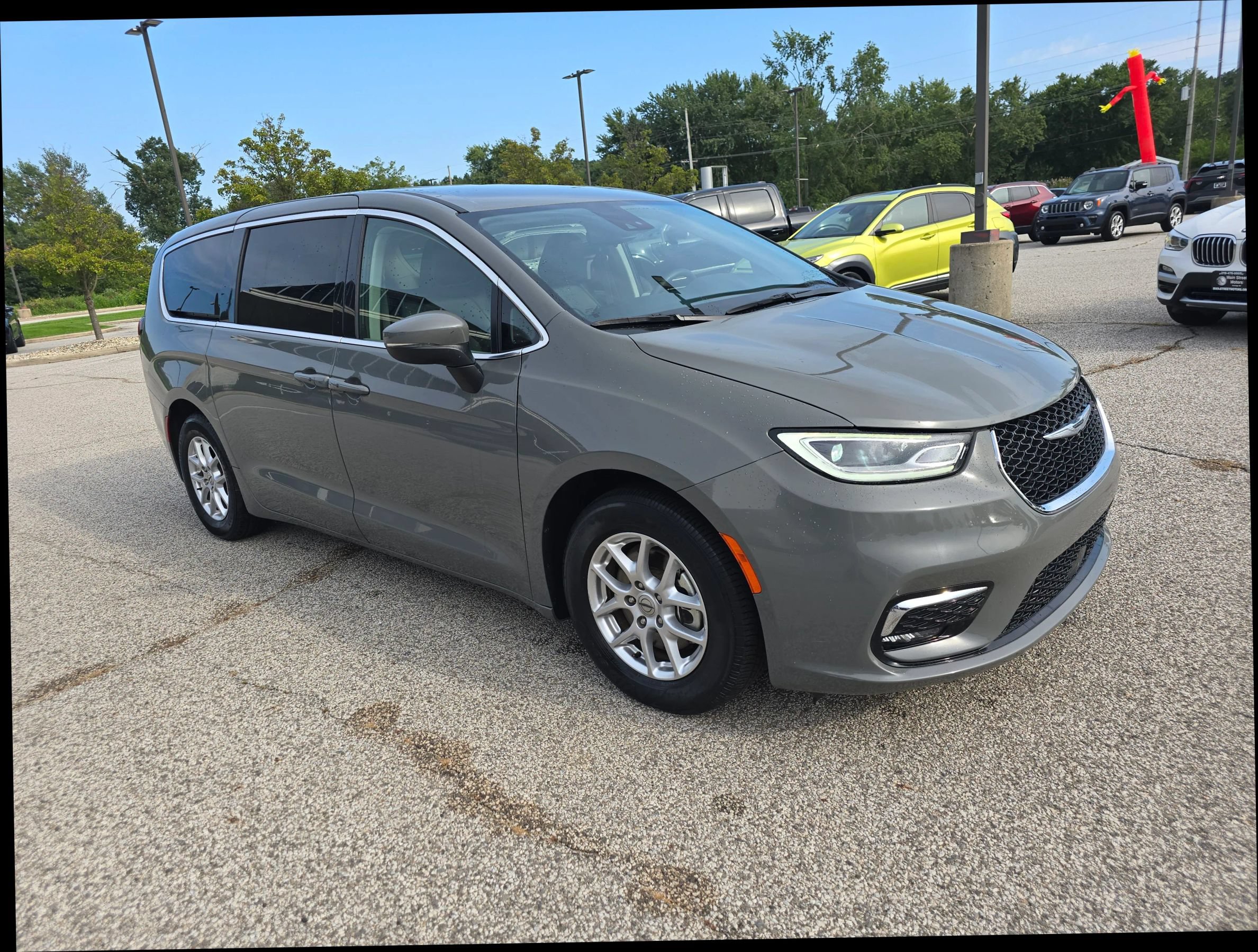 Used 2023 Chrysler Pacifica Touring-L FWD image 6