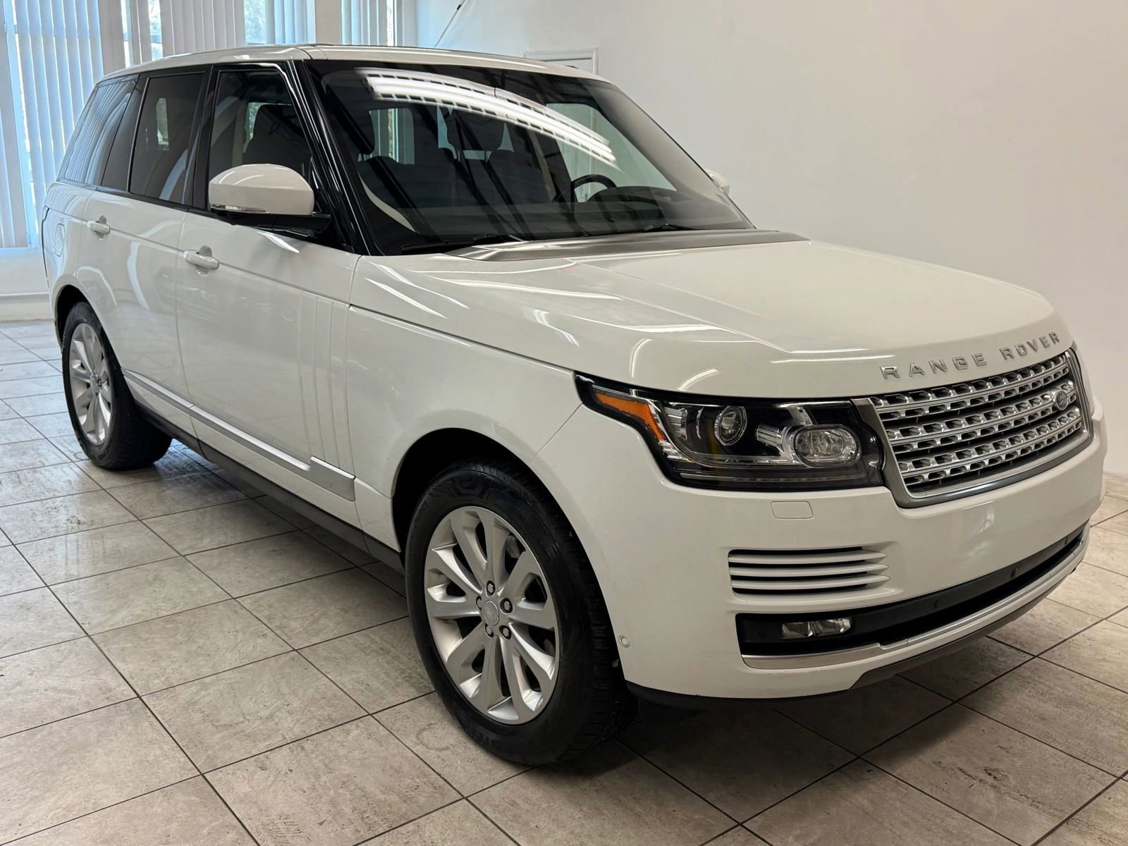 Used 2016 Land Rover Range Rover HSE image 1