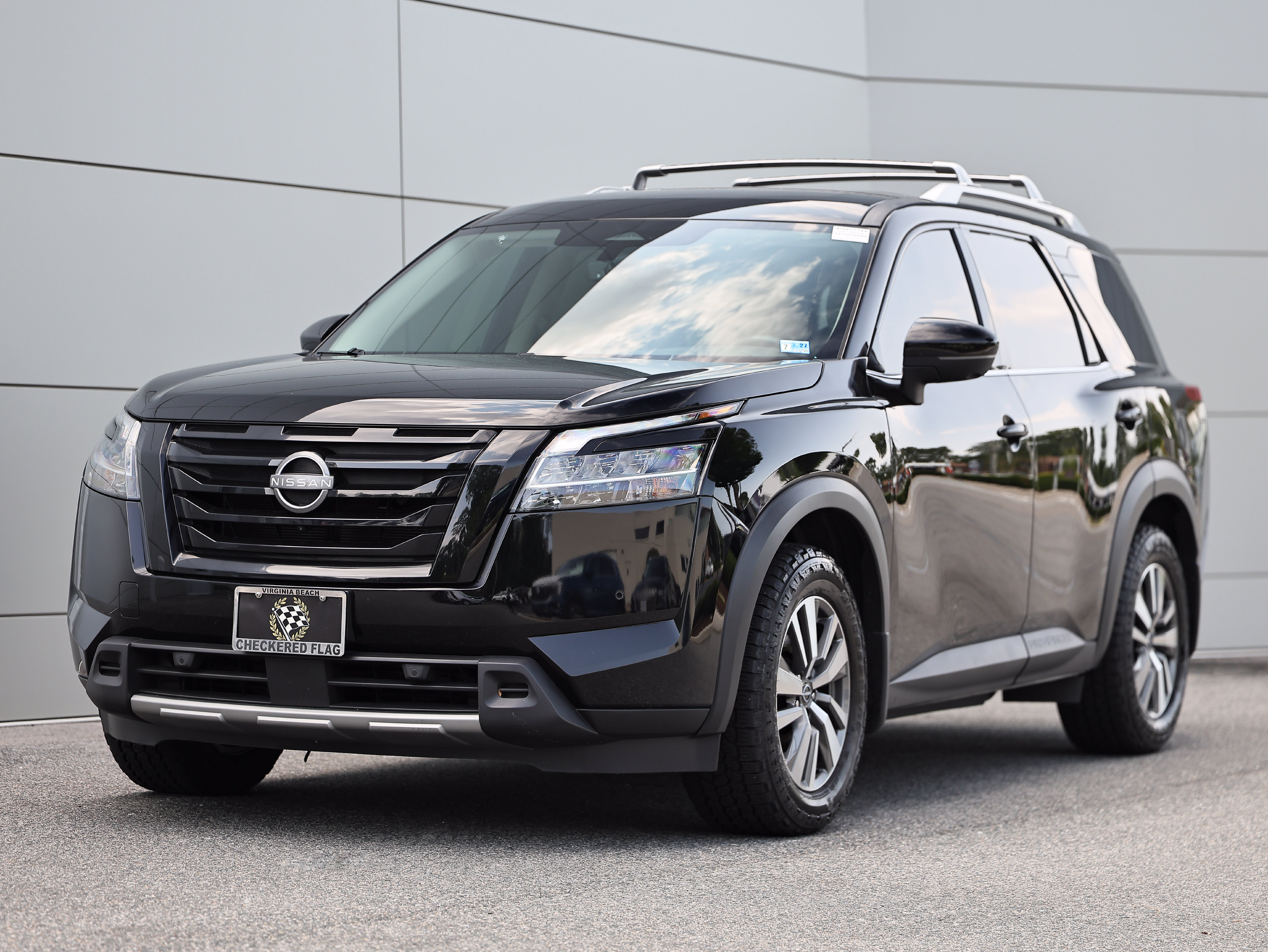 Used 2023 Nissan Pathfinder SL w/ Black Appearance Package AWD/4WD image 1