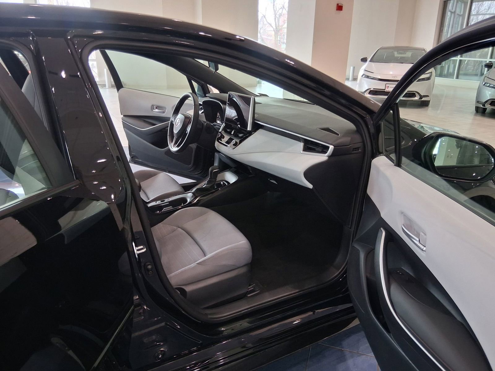 Used 2025 Toyota Corolla SE w/ SE Premium Package image 11