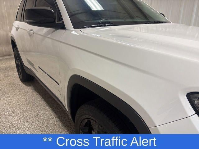 Used 2023 Jeep Grand Cherokee Limited w/ Black Appearance Package AWD/4WD image 9