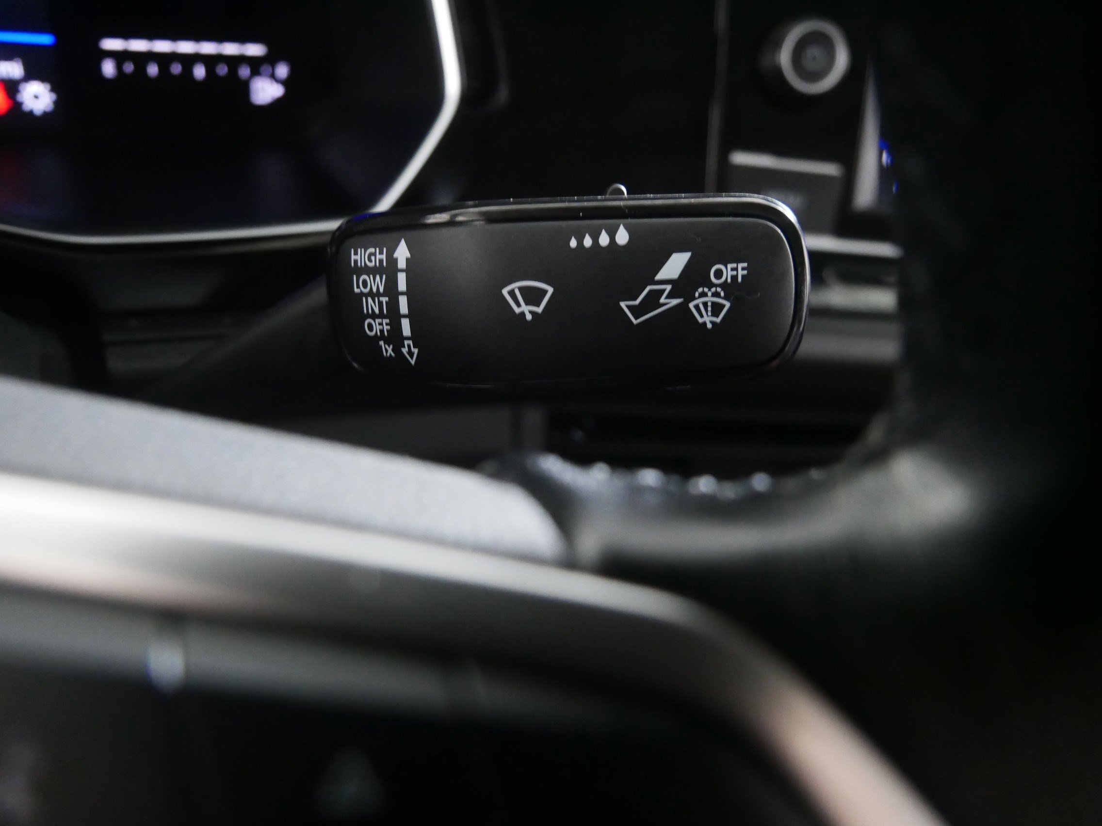 Certified 2022 Volkswagen Jetta SE w/ Panoramic Sunroof Package image 32