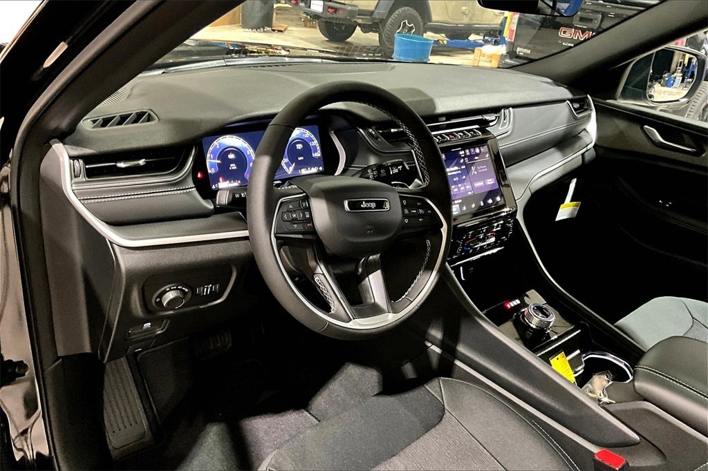 New 2025 Jeep Grand Cherokee L Laredo w/ Luxury Tech Group I image 6