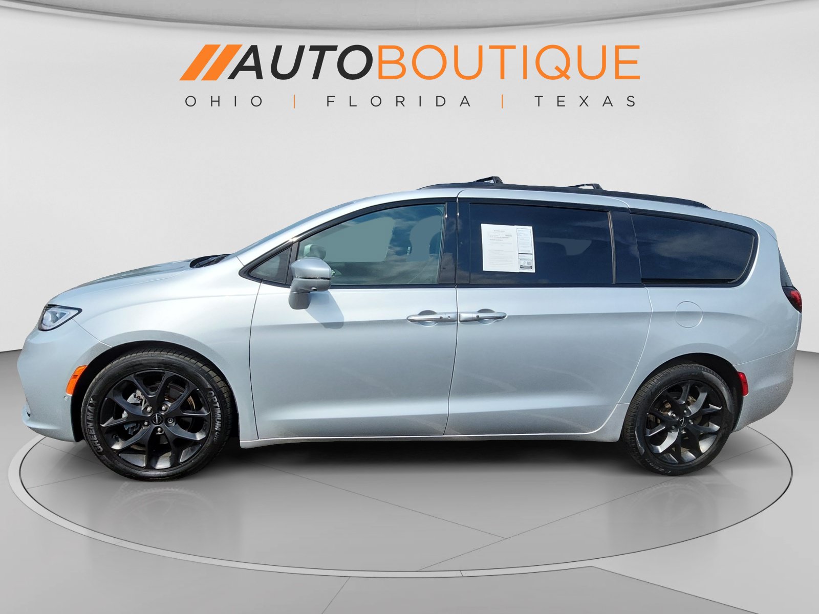 Used 2022 Chrysler Pacifica Limited w/ S Appearance Package FWD image 2