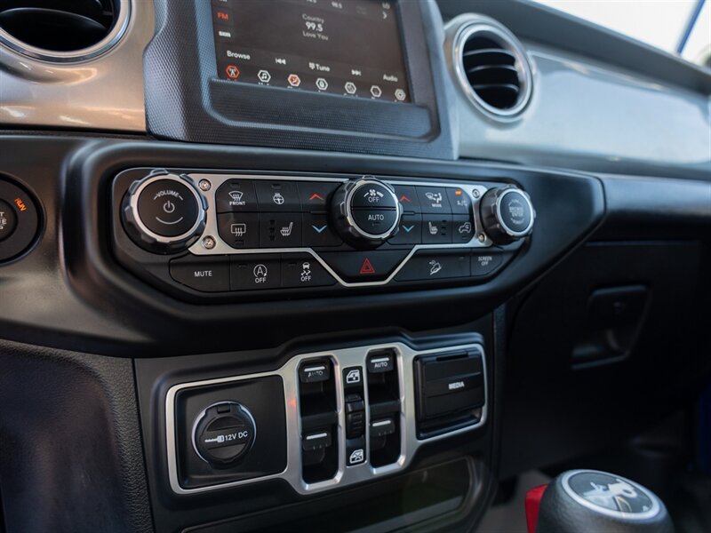 Used 2018 Jeep Wrangler Unlimited Sahara w/ Dual Top Group AWD/4WD image 33