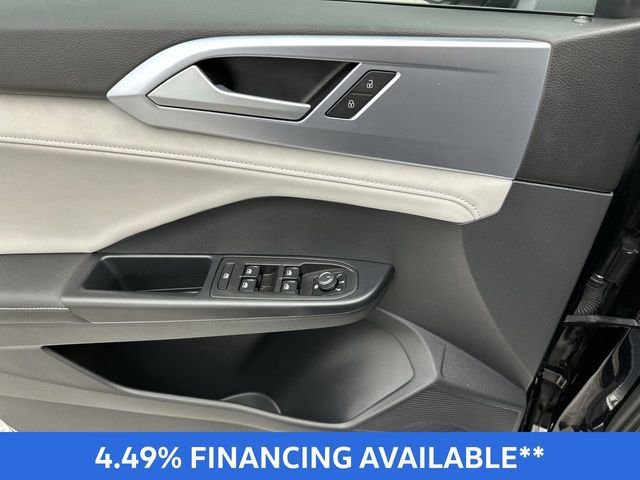 Used 2025 Volkswagen Taos SE image 15