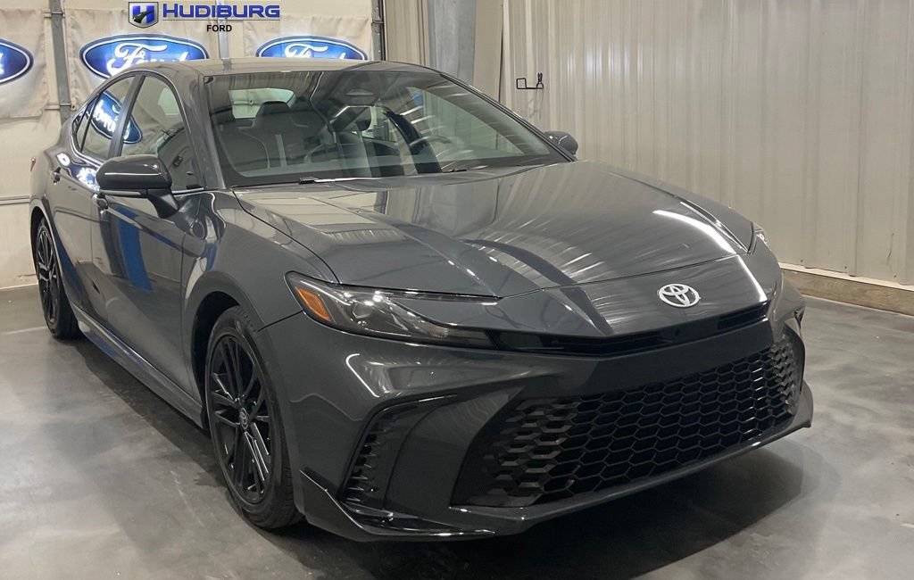 Used 2025 Toyota Camry SE FWD image 1