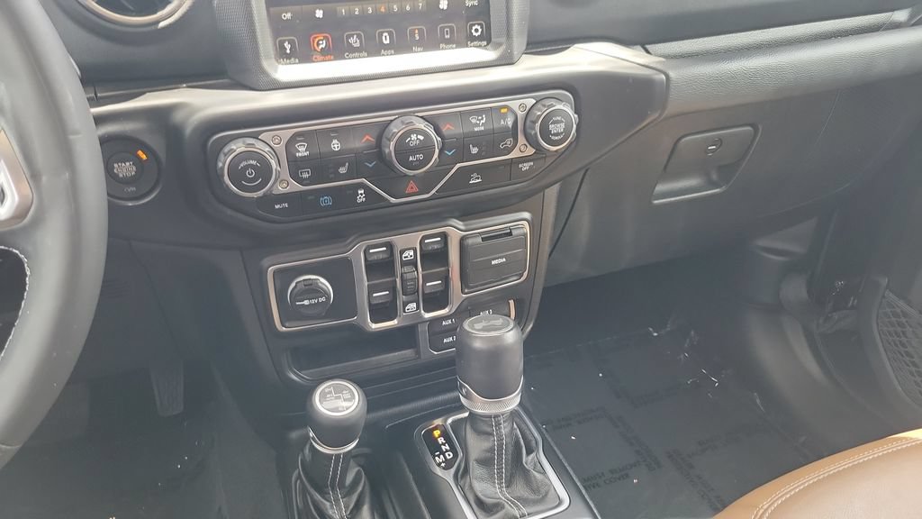 Used 2022 Jeep Wrangler Unlimited Sahara w/ Cold Weather Group AWD/4WD image 15